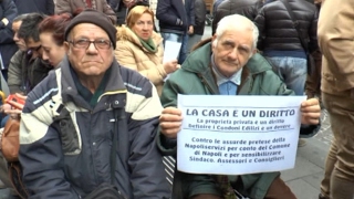 Napoli - Protesta sul diritto alla casa, bagarre in Consiglio (03.02.17)