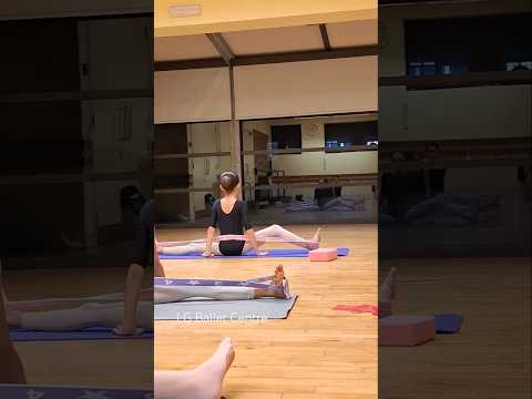 Kids ballet stretching @lgballet #egham