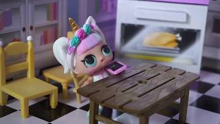 LOL SURPRISE DOLL Lily Does Her Chores Before Her Best Friend Comes Over!