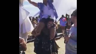 Download lagu shoulder rides . festival mp3