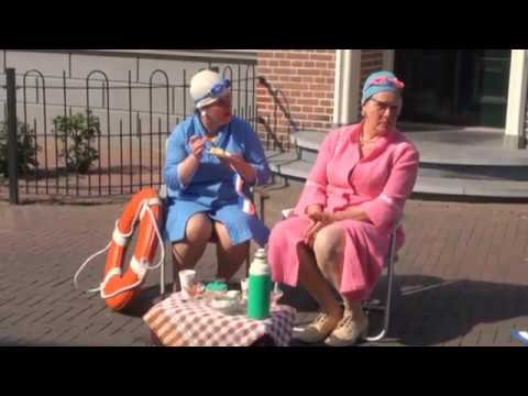 De Zingende Badmutsen zingen het Wilhelmus