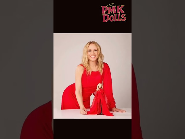 Vídeo relacionado con Barbie Signature Muñeca de Kylie Minogue articulada Coleccionable con la Ropa del videoclip de Padam Padam Que Consta de un Mono Rojo, Capa de Raso y Botas con Cordones, JBJ39