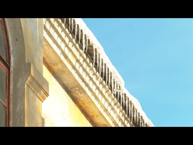 Кто ответственный за уборку снега с домов и административных зданий?