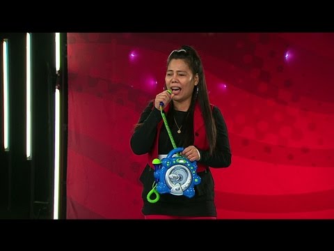Elena använder en leksaksradio och mikrofon under hennes audition i Idol 2010 - Idol Sverige (TV4)