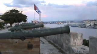 preview picture of video 'El Cañonazo de las 9 en La Habana, Cuba'