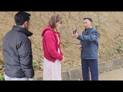 Unable to repay her debt, the girl was stopped on the street. Bao flatly refused to help.