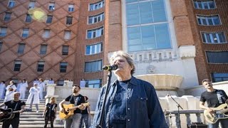 Brescia, medici e infermieri intonano «Il mio canto libero» sulla scalinata dell’ospedale...