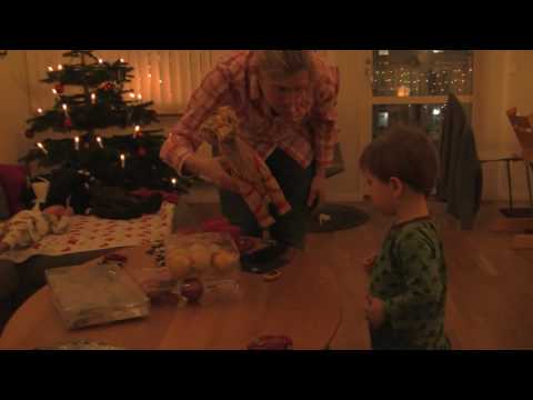 Familjen klär granen 091222.mpg