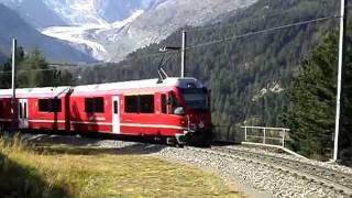 preview picture of video 'Überfahrt des Bahnübergangs des Bernina Express am Gletscher'