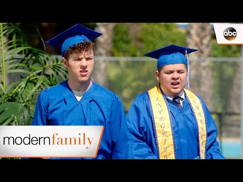 Graduation Day - Modern Family 8x22