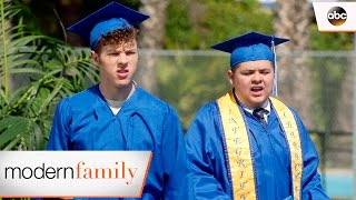 На стадионе в 22 эпизоде сериала "Американская семейка 8 сезон" на английском 2017