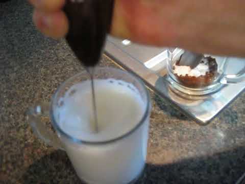 капучино с помощью капучинатора. кофеварка с пенкой. вспениватель молока для капучино электрический. капучино с помощью капучинатора. S3102 gray капучинатор.