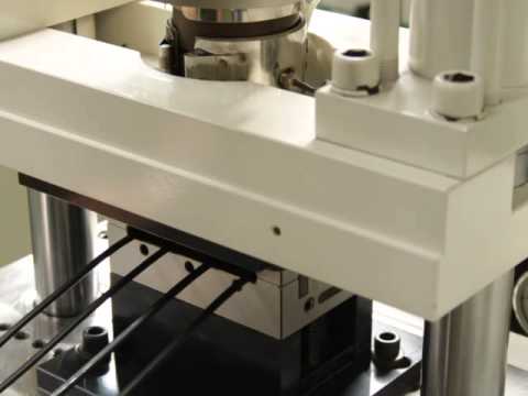 K75_1 Tie Bar injection molding machine - SR molding, close view