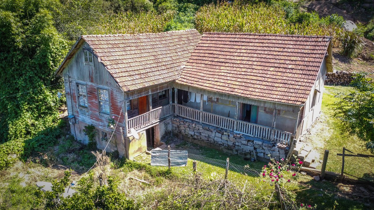 THIS YOUNG MAN LIVES ALONE IN A CENTENARY-OLD MANSION!
