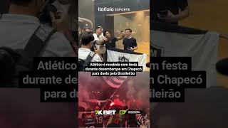 ATLÉTICO É RECEBIDO COM FESTA DURANTE DESEMBARQUE EM CHAPECÓ PARA DUELO PELO BRASILEIRÃO