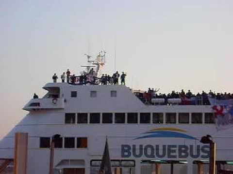 "La Banda del Parque llegando a Buenos Aires" Barra: La Banda del Parque &bull; Club: Nacional