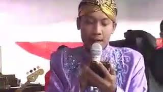 Download lagu Pengantin menangis nyanyi lagu istri Sholehah...lihat ending akhirnya... mp3