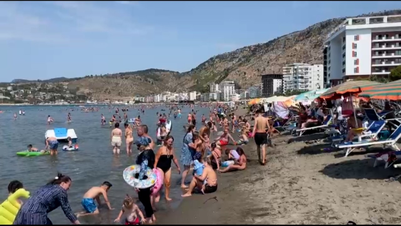 Shëngjini në pikun e sezonit turistik, gushti ka rritur numrin e pushuesve në të gjithë bregdetin