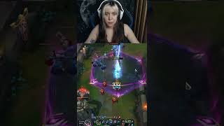Toplane main olmak isteyenlere tavsiyem asla 1v1 oynayabildiğiniz bir koridor de