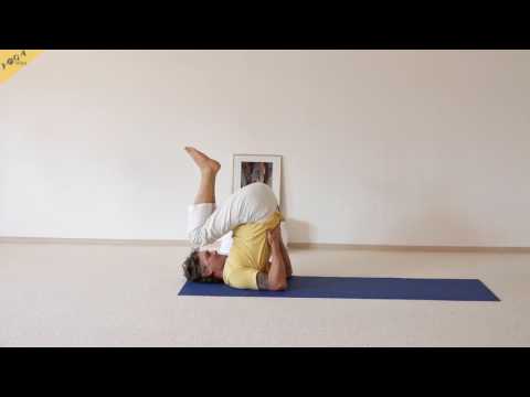 Pflug mit Knien auf dem Boden - Karna Pidasan - 84 Hauptasanas - Teil 15