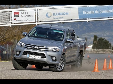 Toyota Hilux Doble Cab 2.4 150D 4×4 Aut 2016 – Maniobra de esquiva (moose test) y eslalon | km77.com