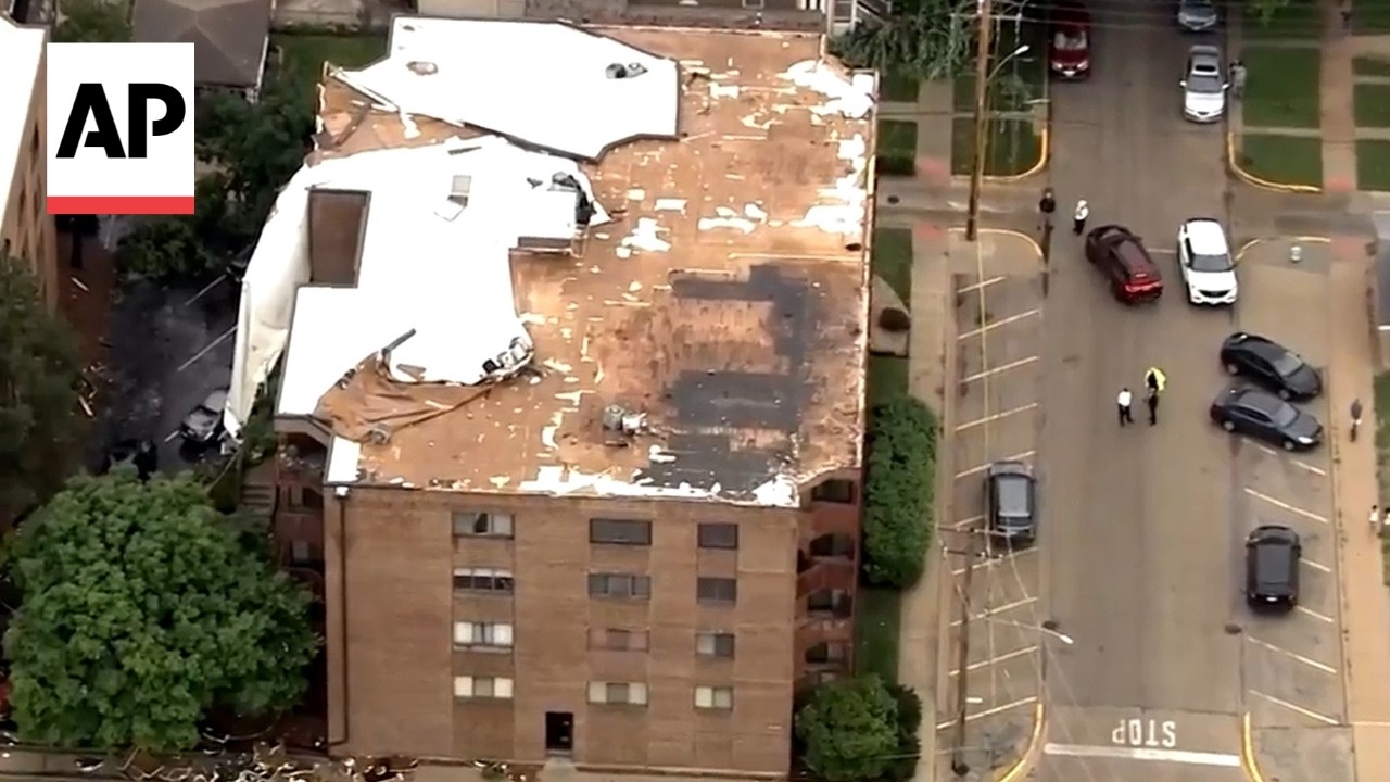 Storms knock out power in the Midwest and damage buildings