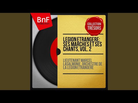 Cravate verte et képi blanc