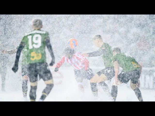 Futbolistas juegan una final bajo una tormenta de nieve extrema