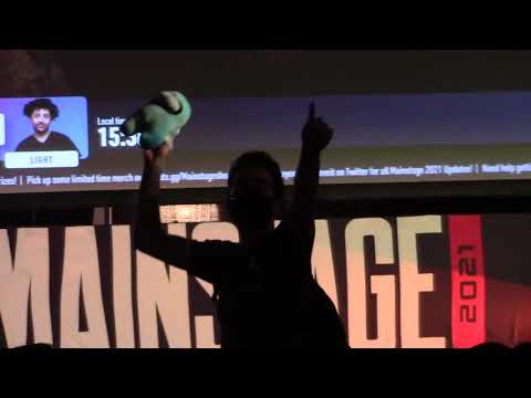 Elegant throwing an among us crewmate plushie into the crowd - Mainstage 2021