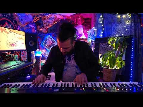 -db- adds original Piano to "Hotbox" by Liquid Stranger
