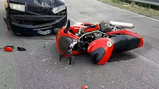 video-incidente-tra-auto-e-moto-ad-ariano