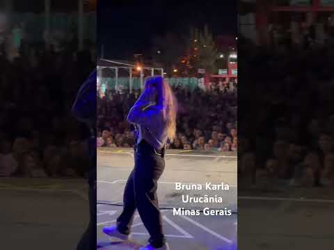 Bruna Karla emociona fãs em Urucânia