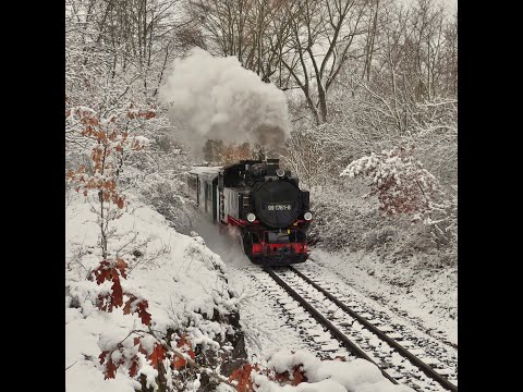 Lößnitzgrundbahn in Höhe "Rotes Haus" winterlich unter Dampf