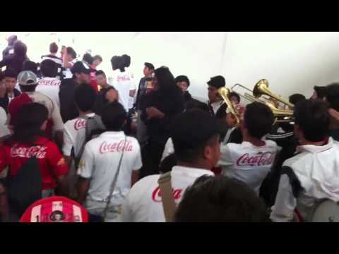 "Placero Puto Te Saluda Tu Papa" Barra: Muerte Blanca &bull; Club: LDU