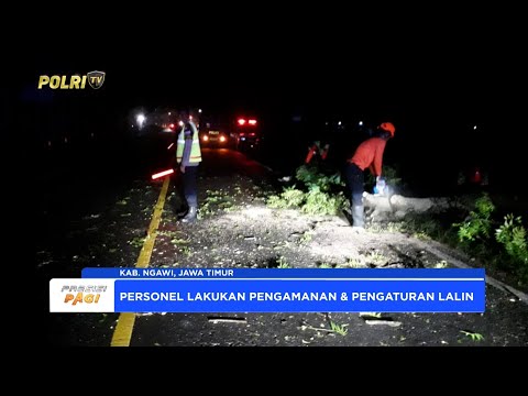 POLSEK GENENG SIGAP MERESPONS SAAT ADA POHON TUMBANG HAMBAT LALU LINTAS NGAWI&ndash;MAOSPATI