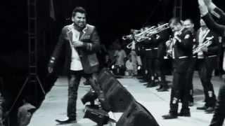 El Mimoso y La Original Banda El Limón cantando Derecho de Antiguedad