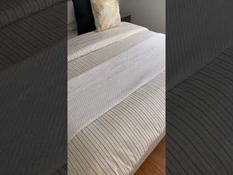 La cama la vestí con Zara Home (menos los cojines blancos con dorado)
