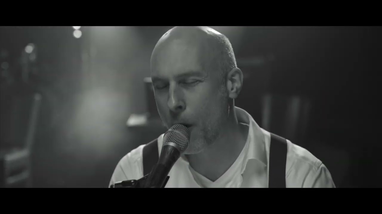 De Pianoman speelt zijn eigen lied Remember My Love op piano