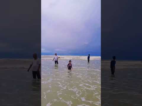 aniq mandi pantai yang banyak ombak