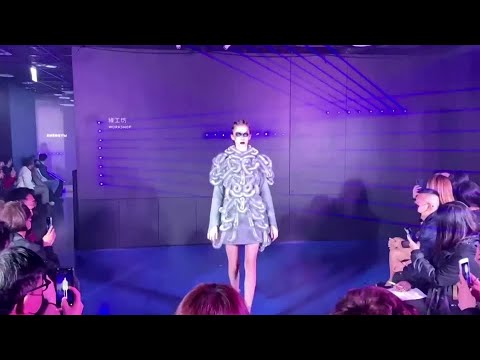 台湾のデザイナーが廃棄物をファッションに変える (Taiwanese designer turns waste into fashion)