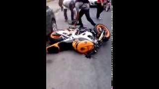 preview picture of video 'Acidente CBR 1000RR Repsol em Venda nova'