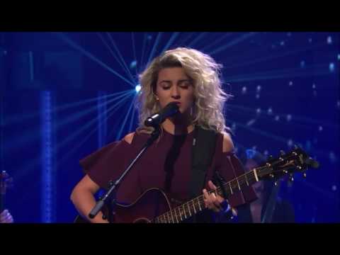 Tori Kelly Performs Hallelujah | Late Night: Seth Meyers