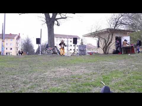 Joku Iiris Käpylän lippakioskilla vappuna 2019