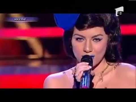 Jo ( Ioana Anuța ) se transforma in Aura Dione - "Friends" - Te cunosc de undeva