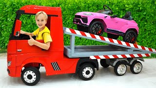 Chris monte sur un camion jouet et joue au livreur