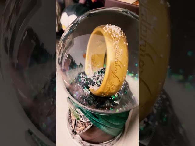 Vídeo relacionado con Nemesis Now Globo de Nieve con Licencia Oficial Lord of The Rings Frodo, Multicolor, 17 cm