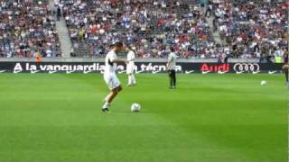 preview picture of video 'Cristiano Ronaldo doing tricks with the ball in Berlin - 27.07.2011'