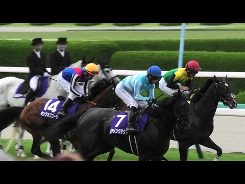 返し馬でタイトルホルダーとデアリングタクトの間を割ってくる男、横山典弘とキングオブコージ。宝塚記念。現地映像、阪神競馬場。2022年6月26日。