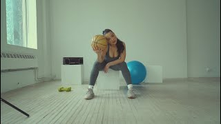 Ginette Claudette (Feat. Mia Ariannaa) - Guess Who (Official Music Video)