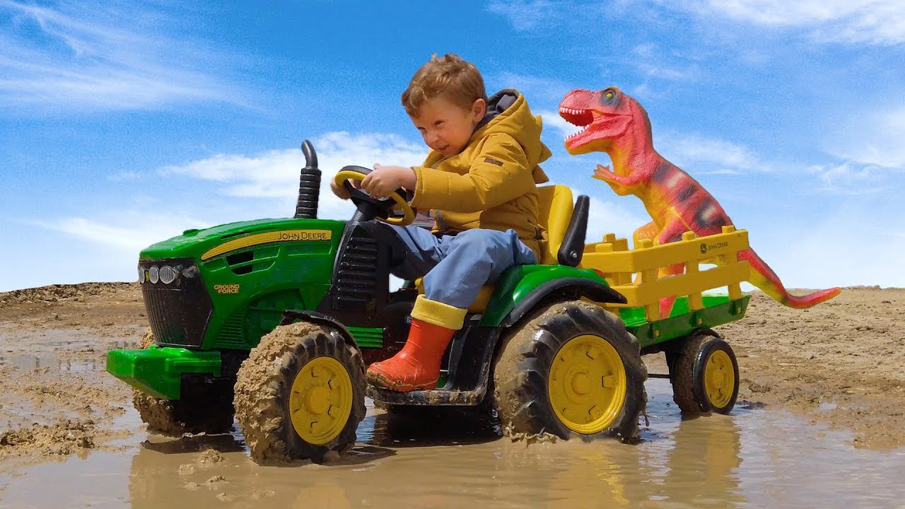 Трактор видео лучшее. Трактор для детей. Трактор в грязи для детей. Большой трактор для детей. Трактор настоящий для детей.
